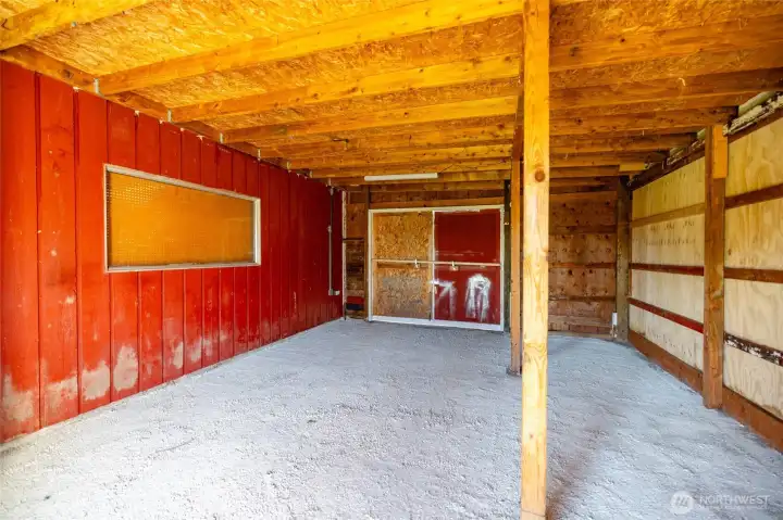 360 sqft outbuilding, shop space or animals?