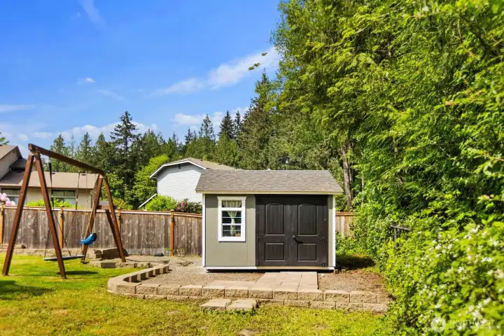 Don't miss the fully finished detached office/studio space!