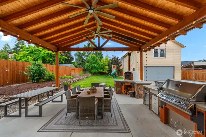 Hosting patio with outdoor kitchen! Hosting patio with outdoor kitchen!