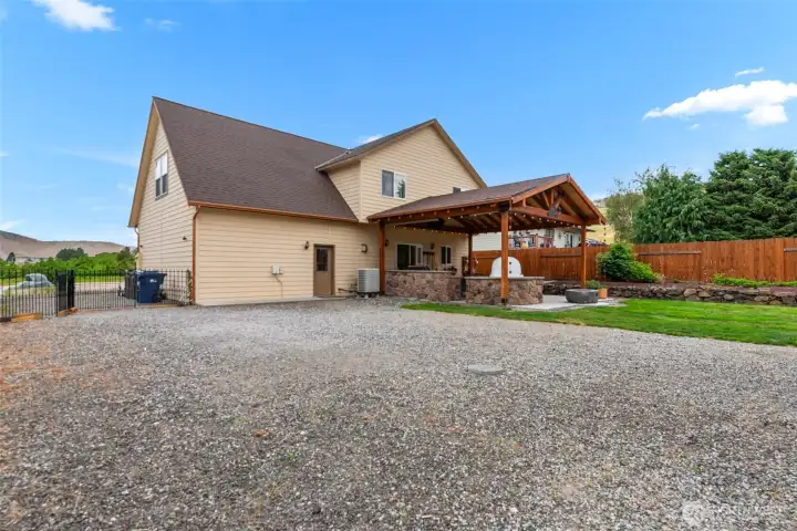 Ample rv/ parking Ample rv/ parking