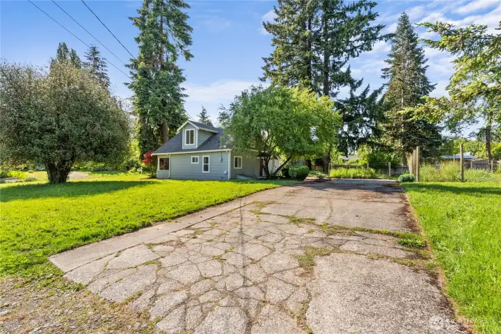 Look how long this driveway is! Multiple vehicles? RV? You've got all the space you need!
