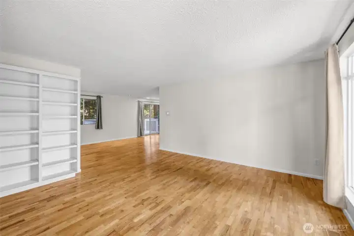 living room w/ built in bookshelves