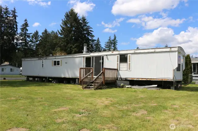 1983-built single-wide home offering affordable living or investment potential.