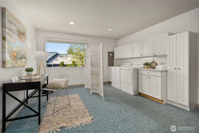 There are two areas where you can locate your washer and dryer....here and in the hall closet / pantry.