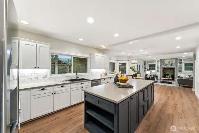 Kitchen - Eat In Dining To Family Room