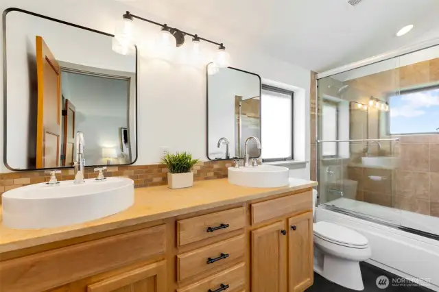 En-suite primary bath