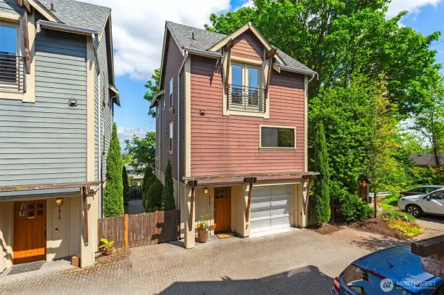Stand-alone home w garage