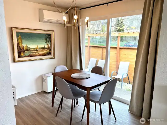 01 dining with slider to side yard.
