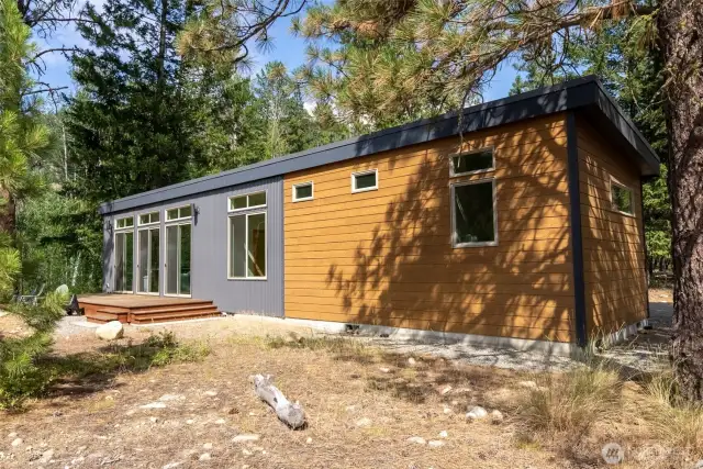 Sleek and stylish Ideabox design with expansive windows and a natural setting.
