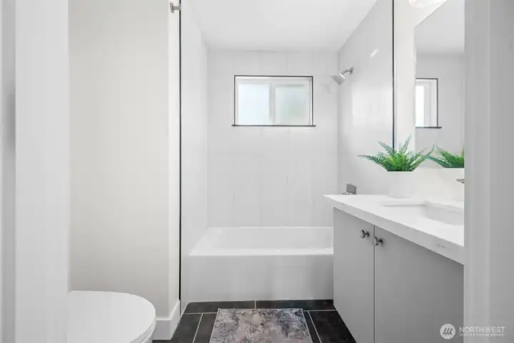 Upper hall full bath