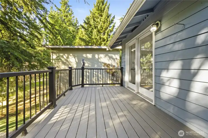 Large deck for outside entertaining