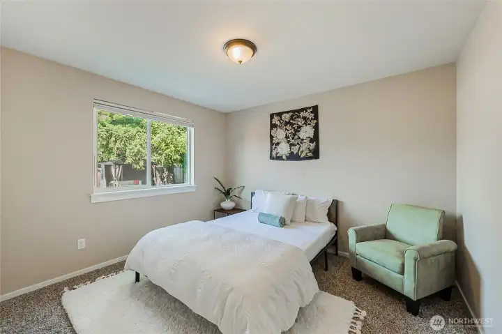 2nd bedroom with view into the garden.