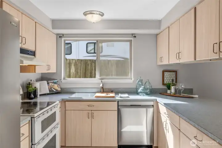 Double oven, all kitchen appliances stay with the home.