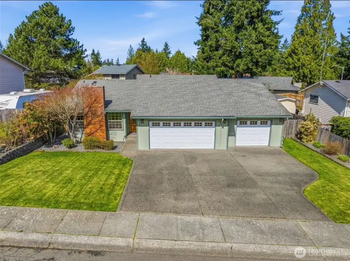 Tucked away on a cul-de-sac just minutes from top-rated schools, parks, trails, restaurants, shopping, commuter highways, and Mukilteo’s stunning waterfront.