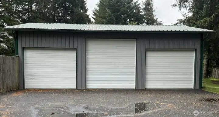 Large 3-Bay shop for hobbies, storage & more.