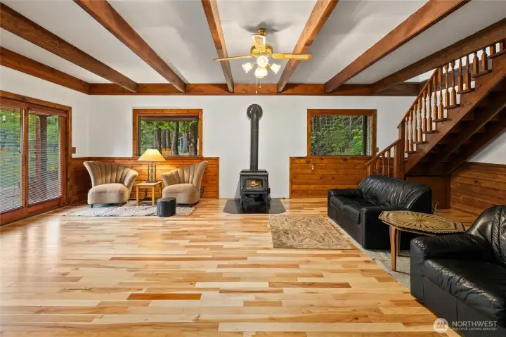 Large Living room with the continuous wood flooring Large Living room with the continuous wood flooring