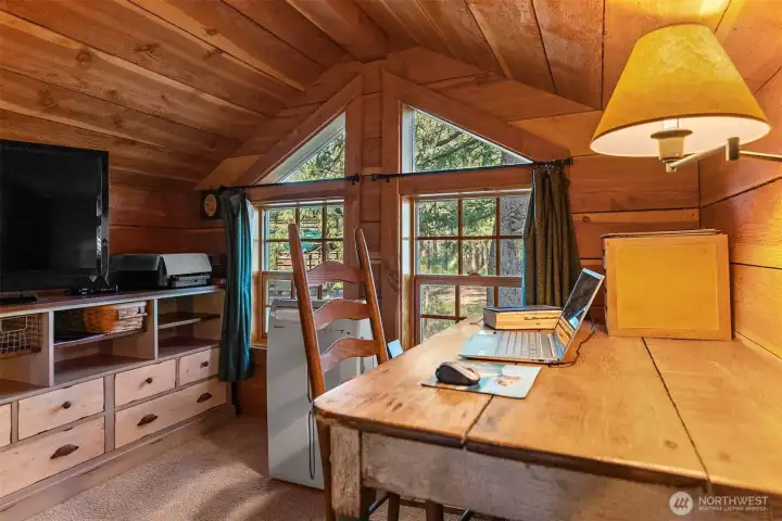 The office nook portion of the upstairs bedroom also great for media space, reading corner, etc.