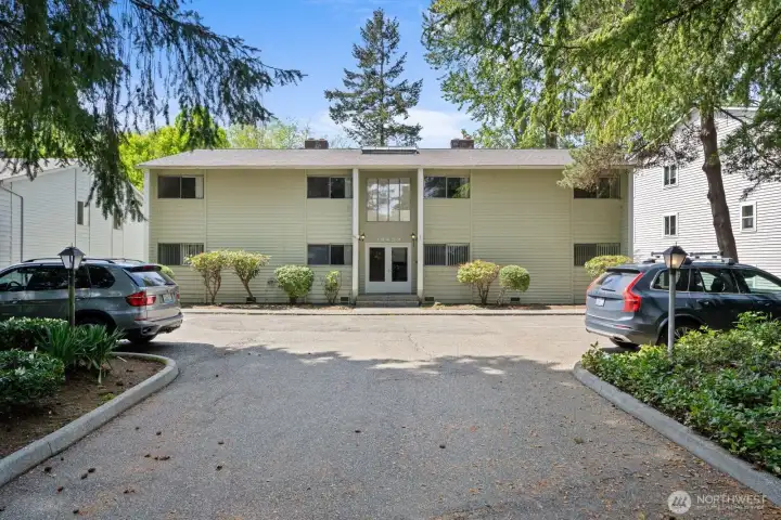 Quiet 4-plex with secure entrance in Lake Forest Park, WA Quiet 4-plex with secure entrance in Lake Forest Park, WA