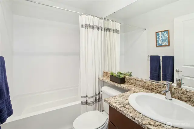 2nd bedroom's bath
