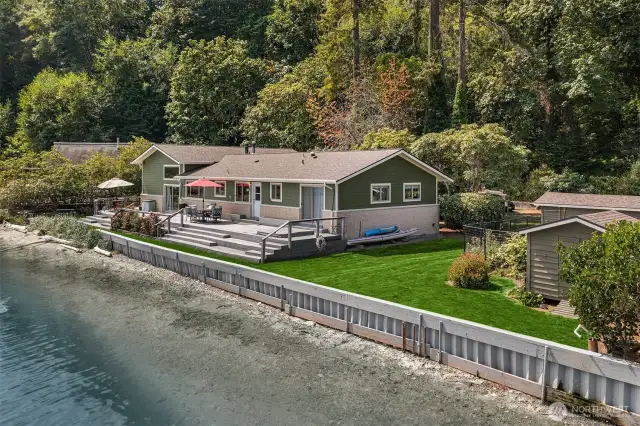Level lawn to waterfront