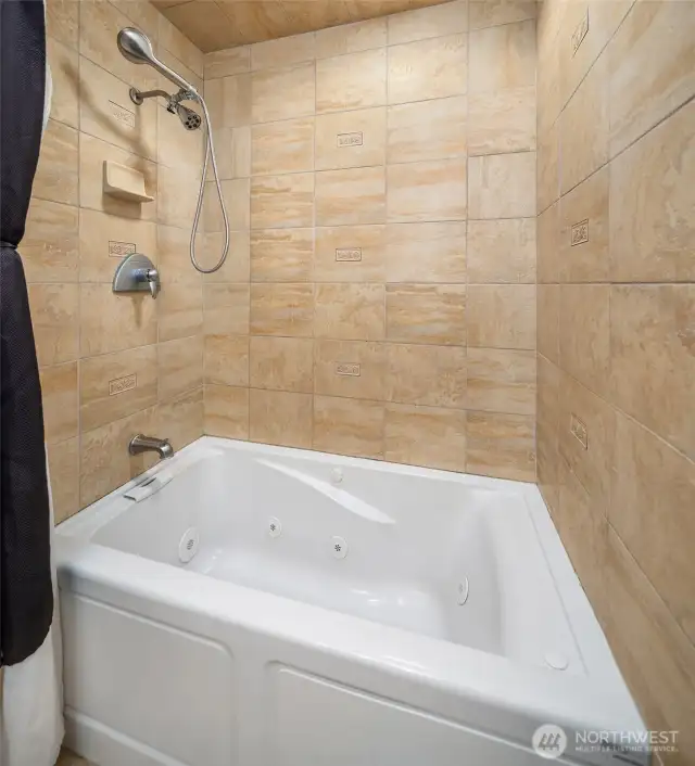 Jetted tub