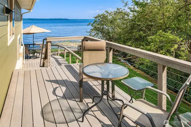 Large guest apt trex deck only steps away from the beach
