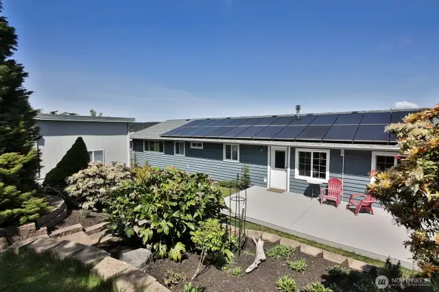 Solar panels & rear deck and yard