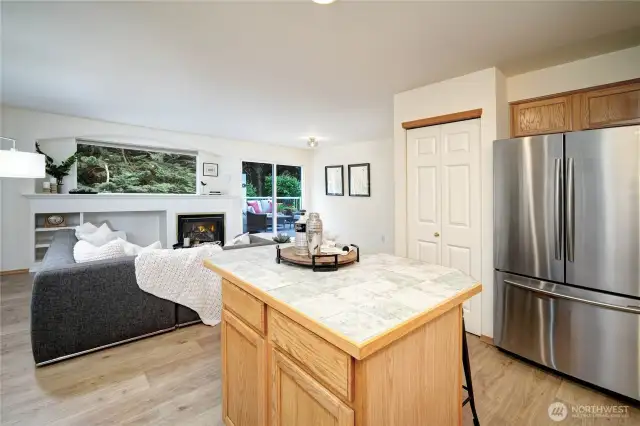 Well-appointed, open kitchen with pantry and pennisula.