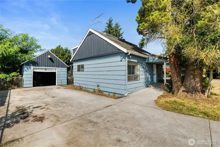 Detached garage and large driveway