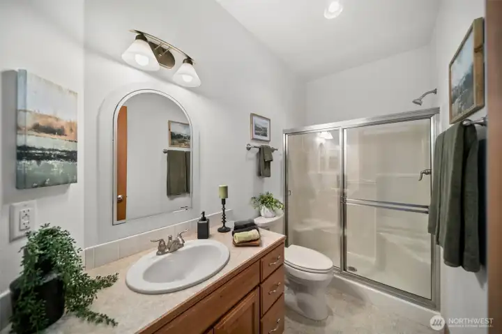 Upstairs 2nd full bathroom