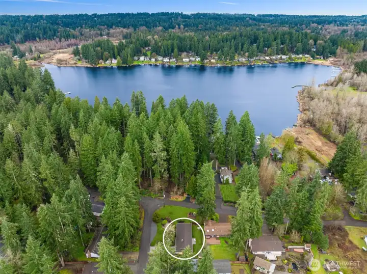 Easy stroll to the beautiful Cottage lake!