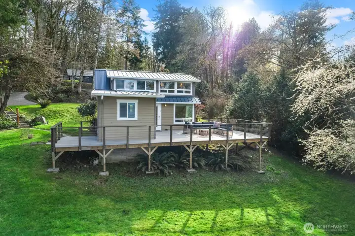 Just bring a suitcase to this turn key med bank Westside 1-bedroom fully furnished waterfront home on Vashon Island