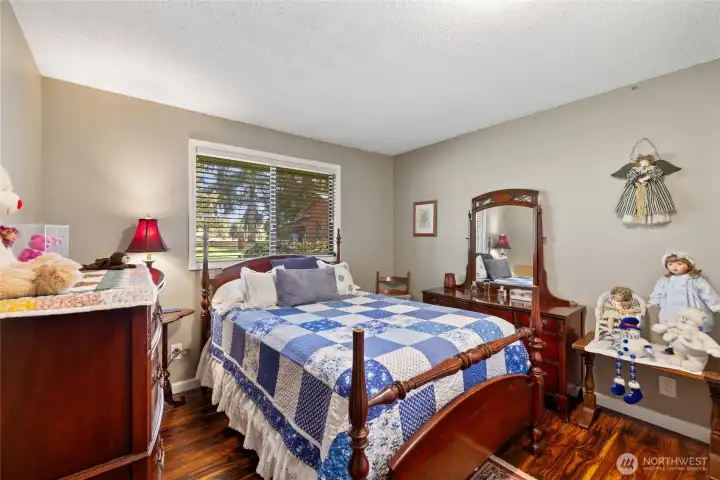 2nd bedroom w/closet