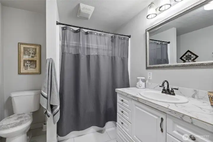 Full bath in the hallway.