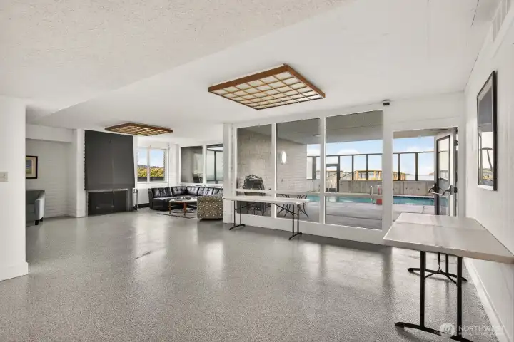 Nice community game room, with kitchen and direct access to the pool.