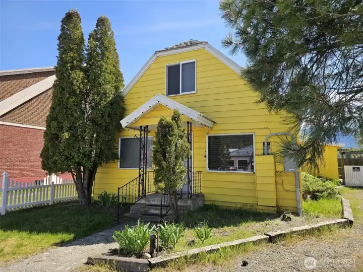 Welcome to the "Yellow House". This warm, inviting home is just ready and waiting for your dreams to come true. Zoned Residential/downtown Commercial, turn it into office space, restaurant, clothing store, just about anything you can dream up. This home has been well cared for and  loved.