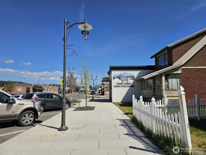 Just one building away from the famous "Owens Meat Market". Just across the street from Owens is the famous Cle Elum Bakery! Mikes's Tavern and Gemini Fish just a few hundred feet away...