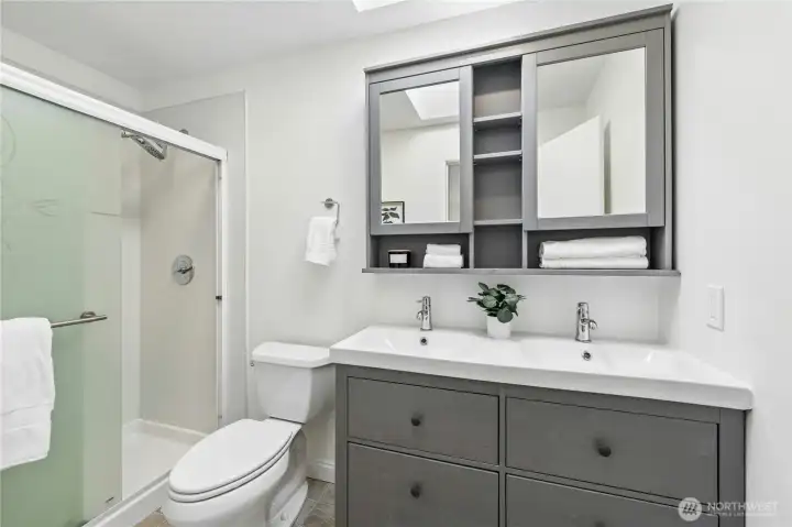 Primary en-suite bathroom