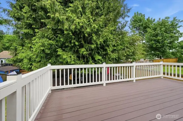 deck with gas line available for bbq