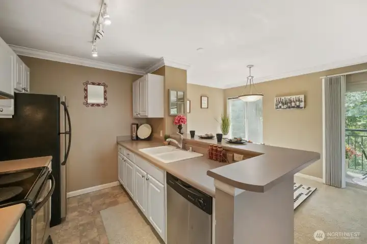 Highly efficient Kitchen offers a parallel layout to minimize walking back and forth and keeping all appliances, ingredients, and counter space within arm's reach. Easily serve appetizers from the attached bar