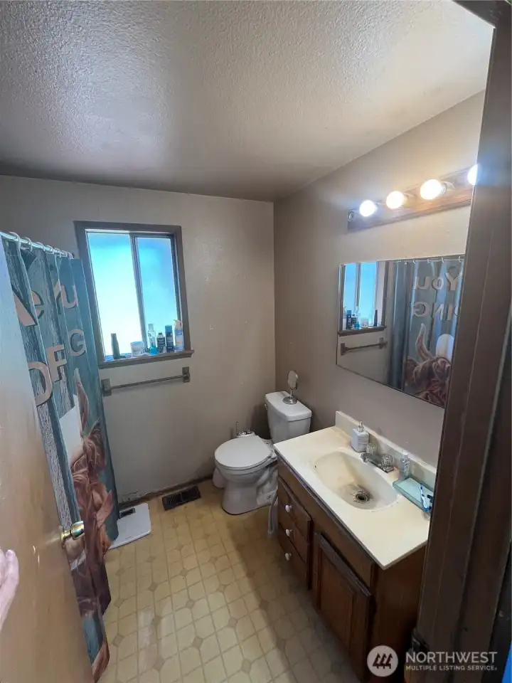 Single bathroom with tub and shower Single bathroom with tub and shower
