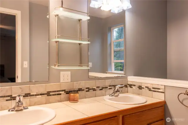 Double vanity en-suite bathroom off of primary bedroom