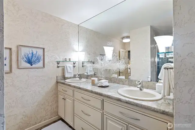 Main floor bath for the 2 bedrooms