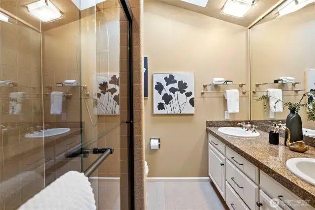 2nd floor en-suite bathroom