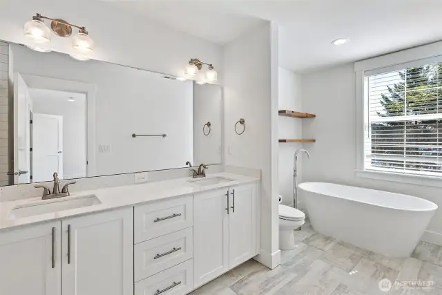 ...a gorgeous soaking tub!