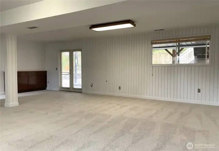 Large Bonus Space in Daylight Basement, new carpeting