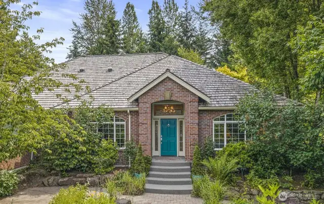 One-level living in Lake of the Woods; one of Woodinville's premier neighborhoods.  3 bedrooms, 2 full bathrooms and 2460sqft of well designed living space all on one level!  Avoid the entry stairs by using the garage driveway (not seen in this picture but on the left).