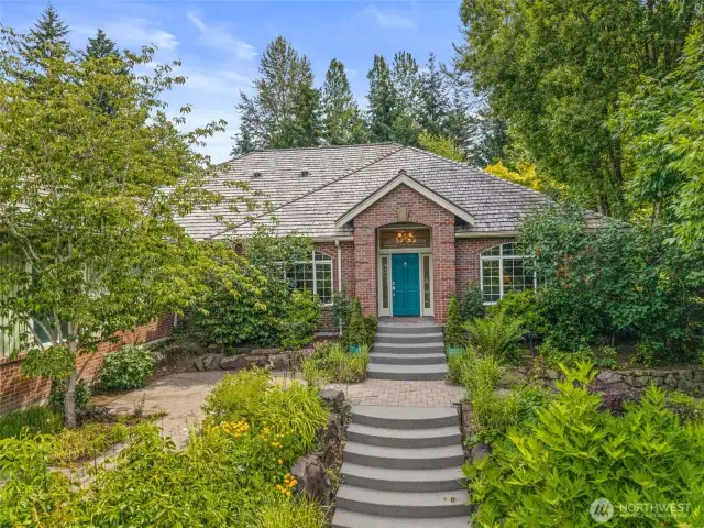 One-level living in Lake of the Woods; one of Woodinville's premier neighborhoods.  3 bedrooms, 2 full bathrooms and 2460sqft of well designed living space all on one level!  Avoid the entry stairs by using the garage driveway (not seen in this picture but on the left).