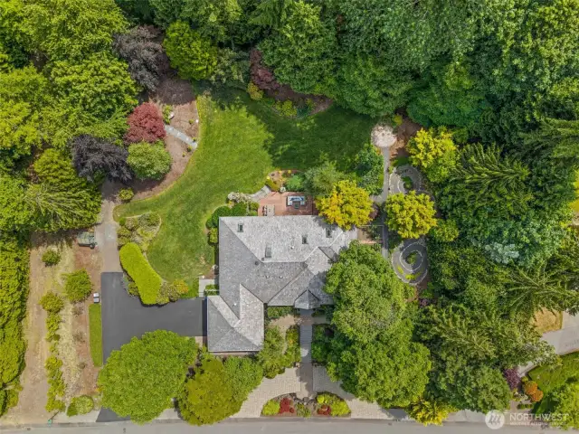 A beautiful private setting in Lake of the Woods; a premier neighborhood in Woodinville.  Avoid the stairs by parking next to the garage.
