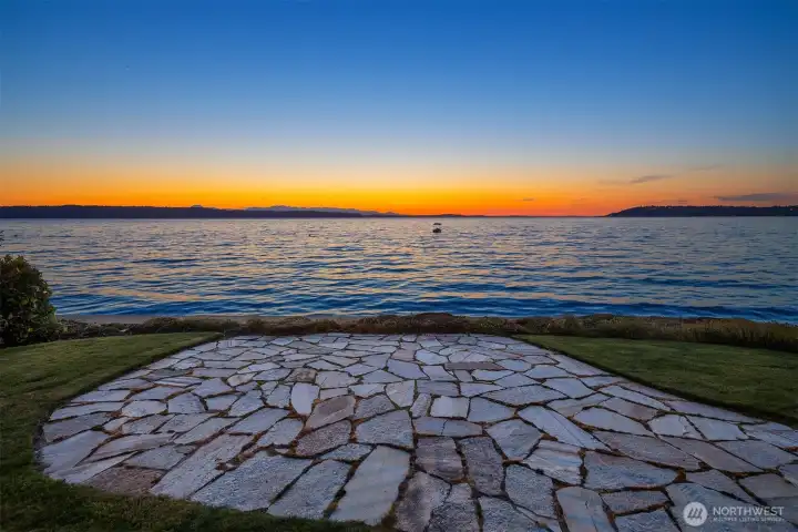 The ideal place for a firepit and lounge chairs. Set your table for al fresco's dinners. Launch your crab pots, kayaks, paddle boards from here... a blank canvas for your imagination.
